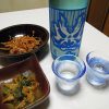 岐阜の地酒、百十郎 純米吟醸 青波 ―Blue Wave―でルッコラと生ハムのサラダやウドを使ったつまみ３品をいただく