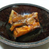 大阪の地酒、秋鹿 純米 無濾過生原酒の熱燗でまぐろのアゴ肉の塩焼きと煮つけをいただく