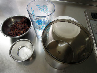 レーズン酵母の材料はレーズンと浄水と砂糖