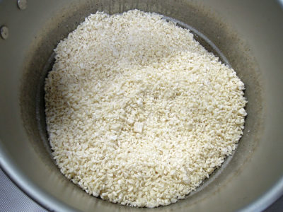 米こうじと塩を混ぜた塩きりこうじ
