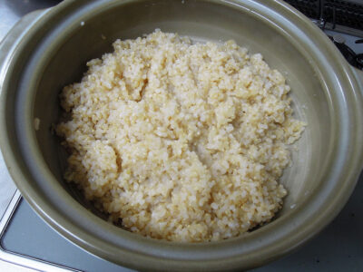 田中農場産コシヒカリの玄米を炊く