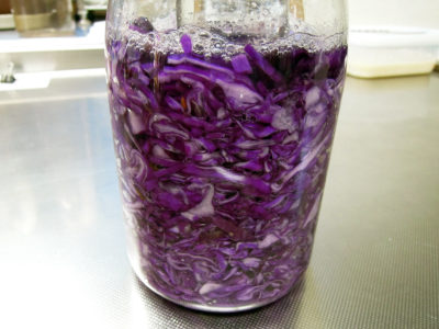 紫キャベツのザワークラウト、キャラウェイ風味、仕込んで２日目