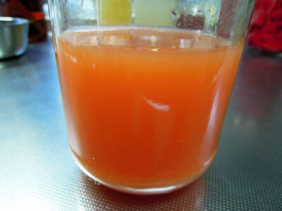 すりおろしたオレンジ色のにんじんと水ときび糖でゼロから起こしたオレンジ色のにんじん酵母エキス