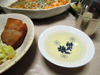 旭若松の熱燗で麻婆豆腐や豚ばら肉の煮込み　八角風味をいただく