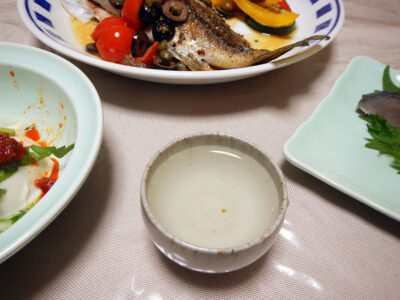 鶴乃里の常温で自家製しめさば、加賀太きゅうりのひすい煮、しまいさきのムニエル・ケイパーとレモンのソースなどをいただく