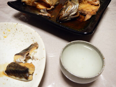 隆の常温で自家製しめさば、すずきの西京焼き、しまいさきの煮つけをいただく