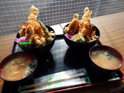 われわれがオーダーした穴子・石持・鯵の天ぷらと野菜天の四色丼