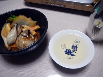 睡龍の熱燗で藤九郎銀杏や牡蠣の土手鍋をいただく