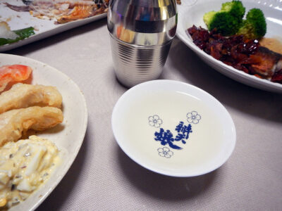 宗玄の山田錦の上燗ではちびきのムニエル　ドライフルーツのソースやいしがれいとパプリカのフリットをいただく