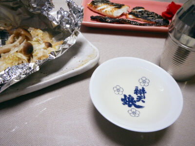 旭菊・生酛純米クラシックの熱燗でうるめいわしの刺身、炙り、なめろうの三種盛り、いしがれいの塩焼き、いしがれいとザワークラウトのオイル蒸しをいただく