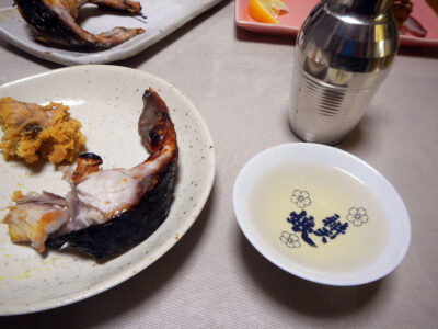 日置桜の強力の飛び切り燗で藤九郎銀杏、ぼらの刺身、卵の煮つけ、筒切りの塩焼きをいただく