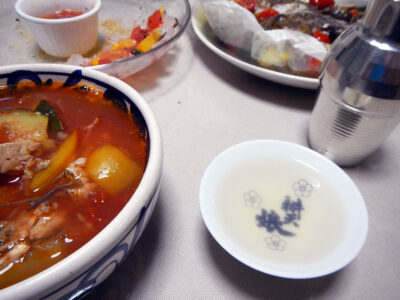 天青の熱燗で真鯛のカルトッチョ（紙包み焼き）やあらのトマトスープをいただく