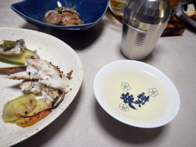 千代田蔵・北錦の熱燗でいわしのオイル漬けのカナッペ、あじの炙りやりゅうきゅう、あじとじゃがいものオーブン焼きをいただく