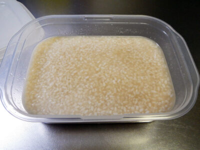 田中農場の米麹を使って塩麹を仕込む
