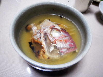 食べ終えた真鯛のかぶと焼きでつくった骨湯