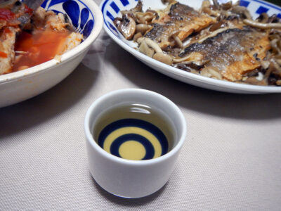 菊姫・鶴乃里の常温でかますときのこのソテーやかますといさきのあらのトマトスープをいただく