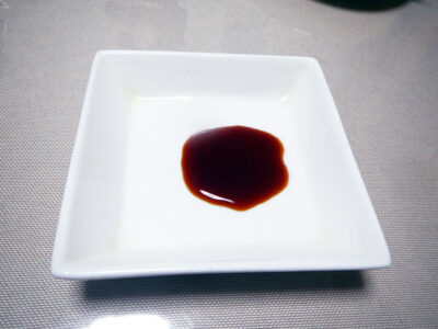 黒豆味噌の上澄みと醤油をブレンドした「京丹波六右エ門　黒大豆みそたまり」でうるめいわしの刺身をいただく