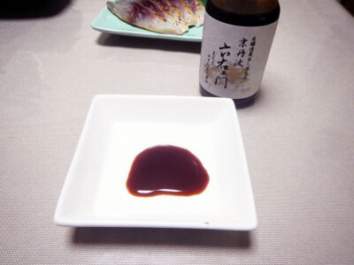 しめさばの炙りには、兵庫県の末廣醤油の「京丹波六右エ門　黒大豆みそたまり」