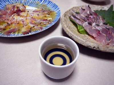 菊姫・鶴乃里の常温でいさきの炙りやいなだの塩ゆずカルパッチョをいただく