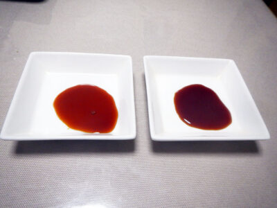 吉野杉樽天然醸造醬油（右）と井上古式じょうゆ（左）