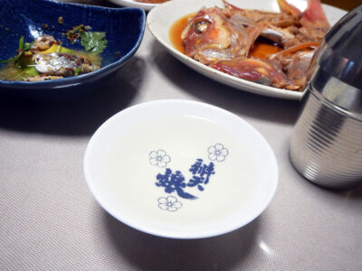 京の春・伊根町うらなぎの上燗でうるめいわしのオイル漬けのマリネやいとよりのかぶと煮、さつまいもとくるみの醬炒めをいただく