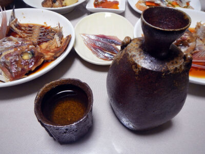 冨玲の生酛原酒H27BYの熱燗でうるめいわしの刺身や二種類の醬油を使った真鯛のかぶと煮などをいただく