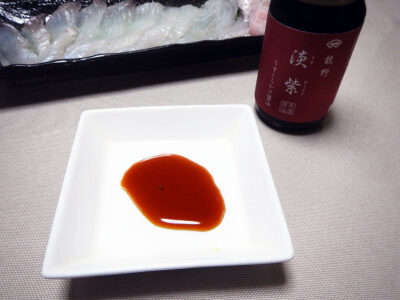 ひらめの刺身につける醬油は、兵庫の末廣醬油の「淡紫（うすむらさき）」