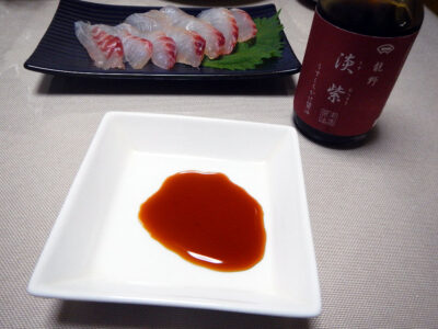 刺身につける醤油は、兵庫の末廣醬油の「淡紫（うすむらさき）」