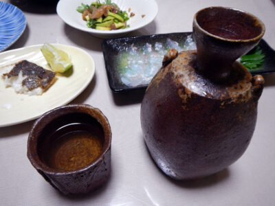 京の春・伊根町うらなぎの熱燗でひらめの塩麹和えや塩焼き、あじとアボカドの醬和えをいただく