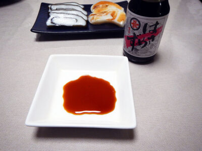 かまぼこにつける醤油は、福岡醬油店の甘口醤油「はさめず」