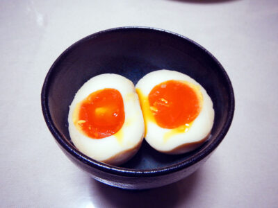 ゆで卵を自家製醤（ひしお）に漬けた醤卵