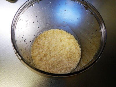 クビンスのヨーグルトメーカーの容器に米麹と湯（60℃）を入れる