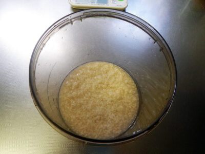 クビンスのヨーグルトメーカーの容器に米麹と湯（60℃）を入れる