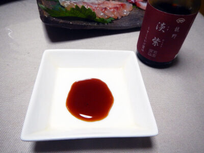 刺身につけるこの日の醬油は、末廣醬油の淡紫（うすむらさき）