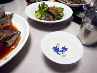 旭菊の生酛純米クラシックの上燗であじの刺身や醤和え、へだいのかぶと煮、めひかりの煮つけやから揚げをいただく