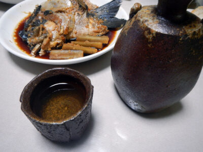 竹泉の但馬強力の熱燗でうるめいわしの刺身、自家製甘酒を使い、醤油をかえてつくるくろだいのかぶと煮をいただく