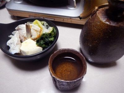 竹泉・幸の鳥の熱燗でうるめいわしの刺身とたたき、あじとアボカドの醤和え、たらちり鍋をいただく