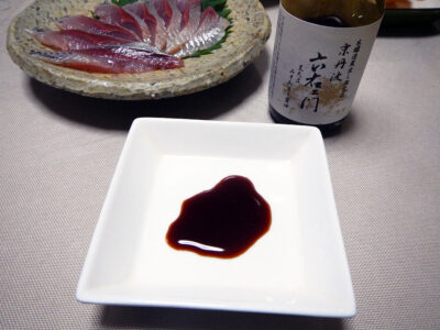 うるめいわしの刺身につける醤油は、兵庫の末廣醬油の「京丹波六右エ門　黒大豆みそたまり」
