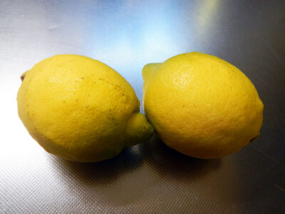 近所のスーパーで購入した国産レモン