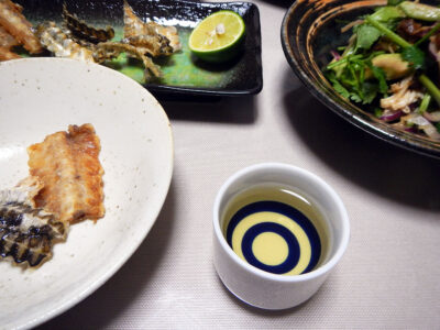 鳴海・純米96生原酒の常温でサラダチキンとアボカドの醬和えやとくびれの中骨のから揚げと皮の素揚げをいただく