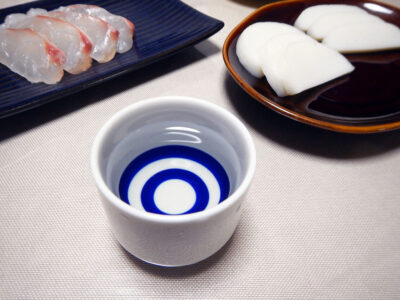 雨後の月の純米吟醸の常温で真鯛の刺身や酢だこ、蒲鉾をいただく