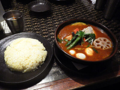 注文したタフゴレンのスープカレー
