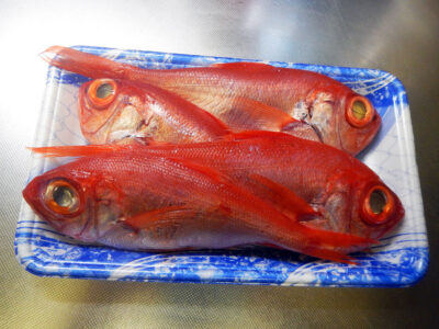 近所のスーパーで購入した小さな金目鯛