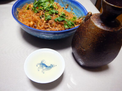 竹雀の3年熟成の上燗で、鶏もも肉とかぼちゃのカレー煮込みや麻婆春雨をいただく