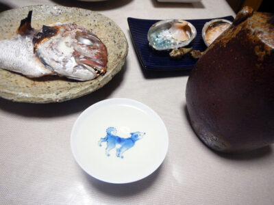 宗玄・雄町のぬる燗であわびの刺身や真鯛のかぶと焼きをいただく