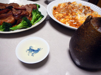 山廃奥鹿の熱燗で八角風味の豚ばら肉の煮込みや麻婆豆腐をいただく