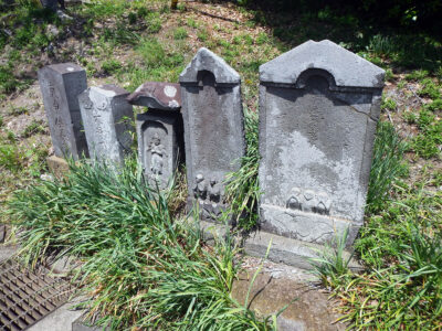 登山口に残る庚申塔群