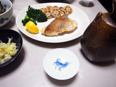 天穏・純米の上燗で真鯛のソテーをいただく