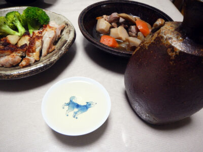 鳴海の純米96の上燗で鶏もも肉の塩麴ソテーや筑前煮をいただく