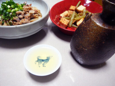 香取の純米90の熱燗で自家製甘酒を使ったふきと厚揚げの炒め煮や豚肉と里芋の炒めものをいただく